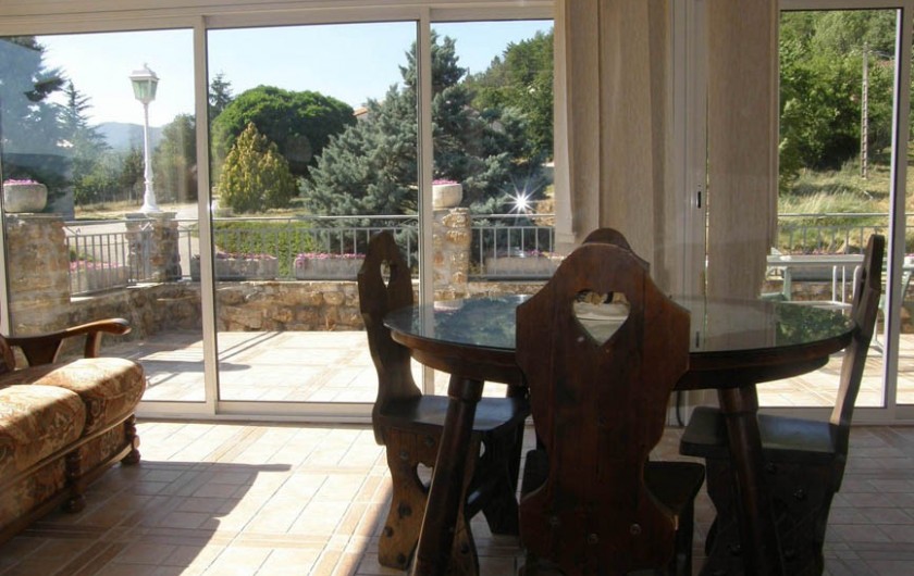 Location de vacances - Gîte à Meyras - du petit salon coup d'oeil  dans la véranda et sur la terrasse