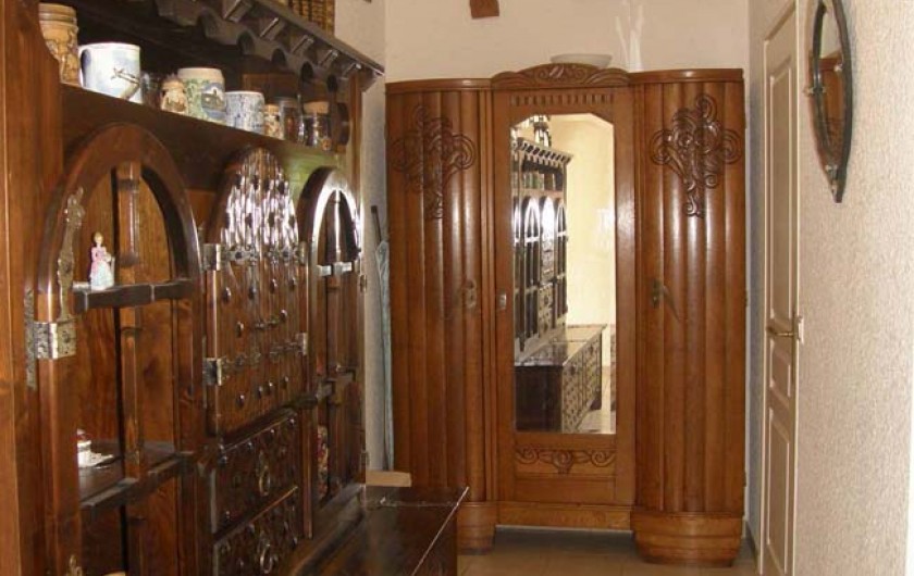 Location de vacances - Gîte à Meyras - Petit couloir menant à chambre et  salle d'eau. - Penderie dans armoire -