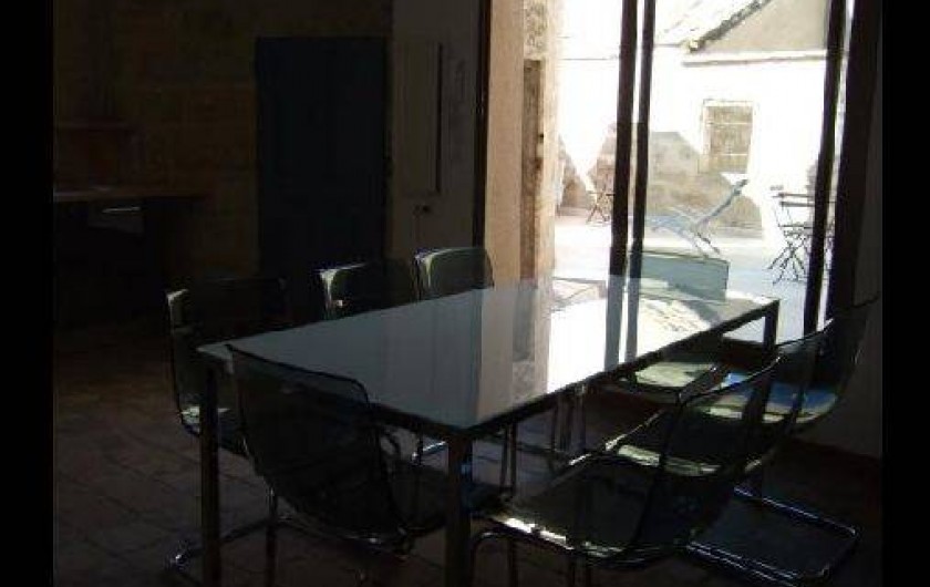 Location de vacances - Appartement à Pézenas - Coin salle à manger donnant sur la terrasse privative.