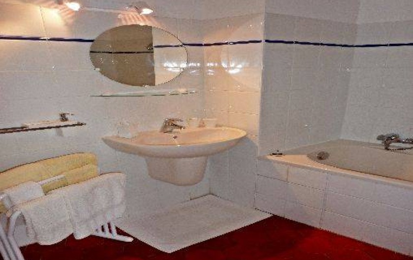 Location de vacances - Gîte à Vieussan - grande salle de bains privative dans chaque chambre, parfait cousinades