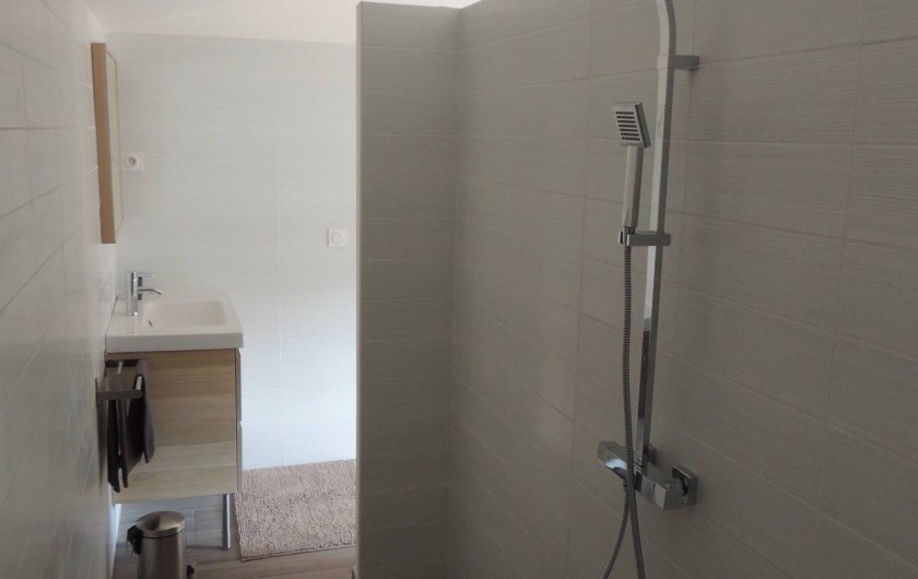 2 chambres ont leur propre douche "walking shower"