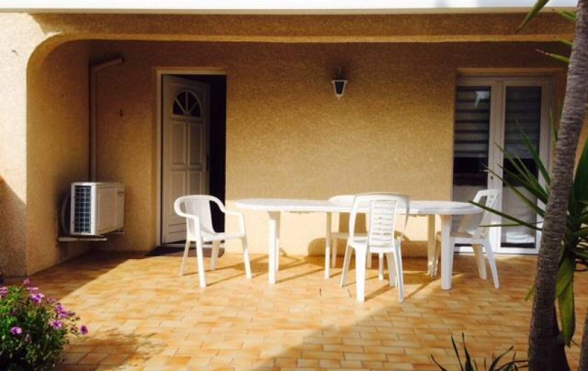 Location de vacances - Villa à Frontignan - Bienvenue chez nous!Une grande terrasse bien exposée protégée par un grand store