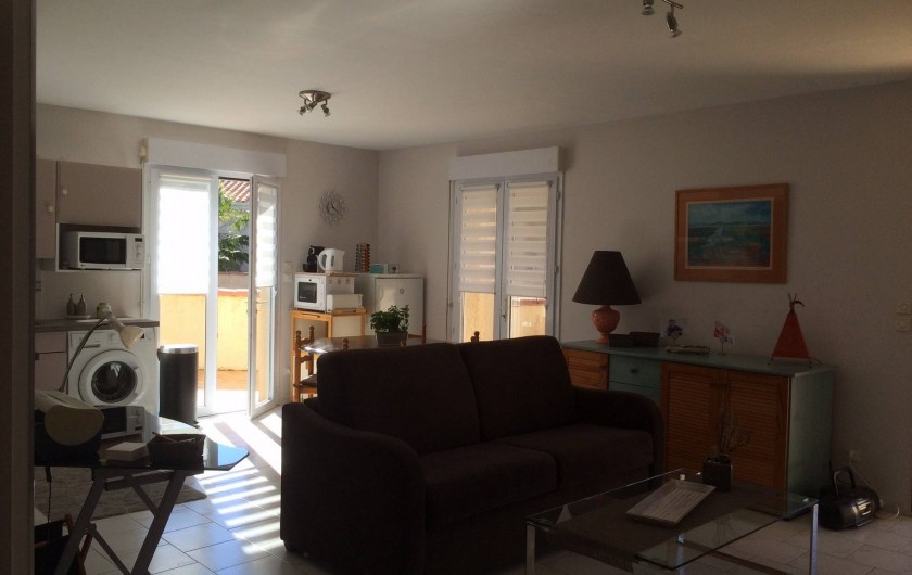 Location de vacances - Villa à Frontignan -  Grande pièce à vivre spacieuse,bien éclairée donnant  sur les deux terrasses. 