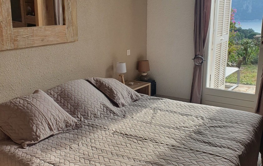 Location de vacances - Villa à Porto-Vecchio - Chambre, Grand lit 2 personnes. Accès terrasse Vue sur baie.