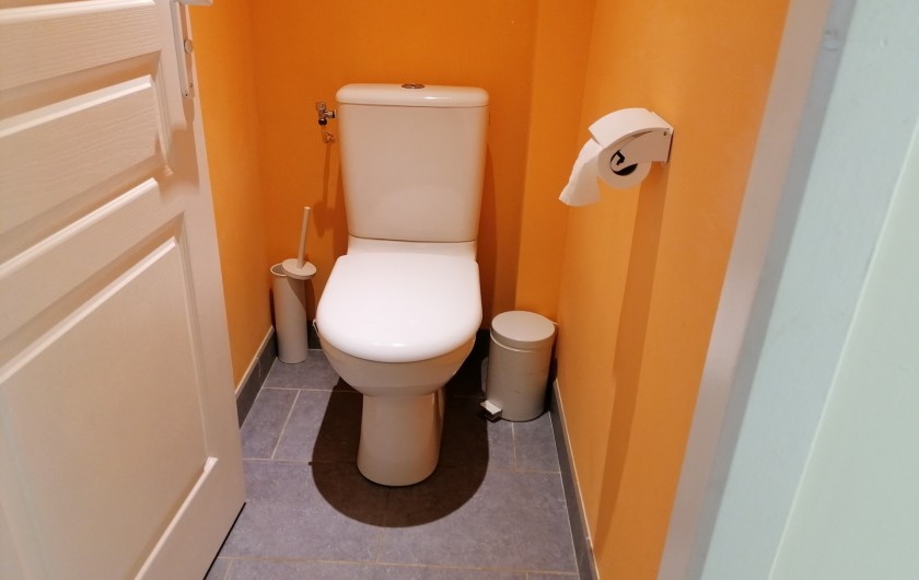 Location de vacances - Gîte à Pomeys - Les toilettes de l'étage.