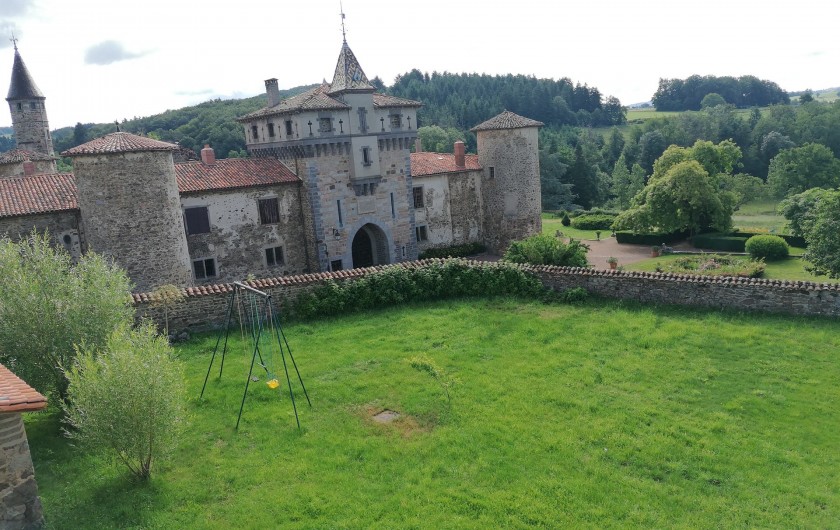 Location de vacances - Gîte à Pomeys - Vue sur le château du XIV° siècle ouvert à la visite l'été.