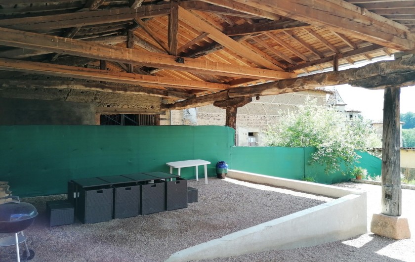 Location de vacances - Gîte à Pomeys - Le chapi dans la cour avec son mobilier de jardin.