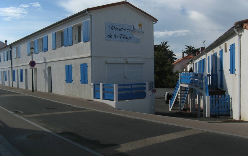 Location de vacances - Appartement à Longeville-sur-Mer - La résidence. Appartement  dans  bâtiment de droite, au bout de la passerelle