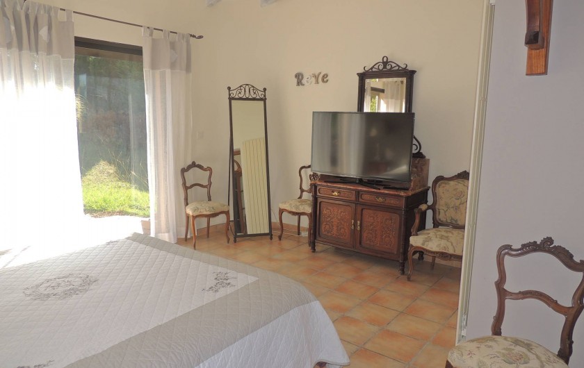 Location de vacances - Villa à Malves-en-Minervois - Grande chambre parentale avec un lit en 180 et la salle de bain bleue .