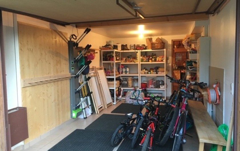 Location de vacances - Chalet à Les Contamines-Montjoie - Le garage de 15 m² pour ranger les skis, les vélos et les courses