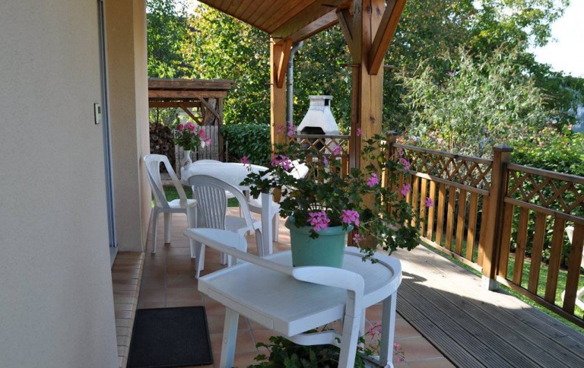 Location de vacances - Gîte à Le Bougayrou - Terrasse de 18 m2 (dont 12 m2 couvert) côté vallée avec salon de jardin