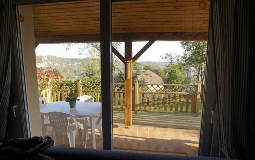 Location de vacances - Gîte à Le Bougayrou - Vue depuis la salle à manger de la terrasse et des falaises