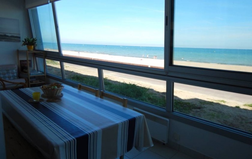 Location de vacances - Appartement à Courseulles-sur-Mer - Grande Loggia avec vue directe sur la promenade et la mer