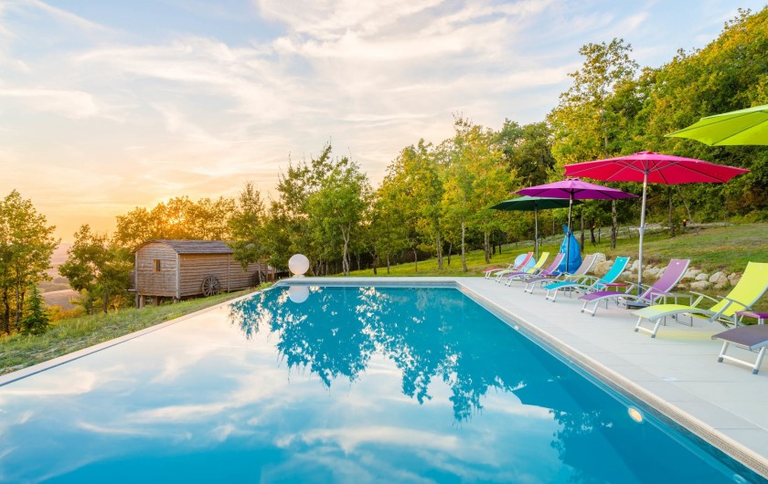 Location de vacances - Cabane dans les arbres à Clairac - La piscine à débordement avec vue sur la vallée de la Garonne