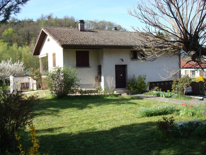 Location de vacances - Gîte à Pont-en-Royans - Gîte-Maison vue de derrière avec le jardin.