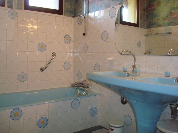 Location de vacances - Gîte à Pont-en-Royans - Salle de bain : baignoire, 2 lavabos et 1 bidet.