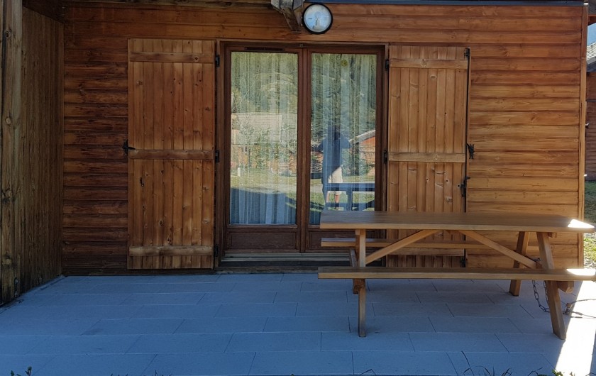 Location de vacances - Chalet à Le Dévoluy - Terrasse 12 m² avec bancs et table