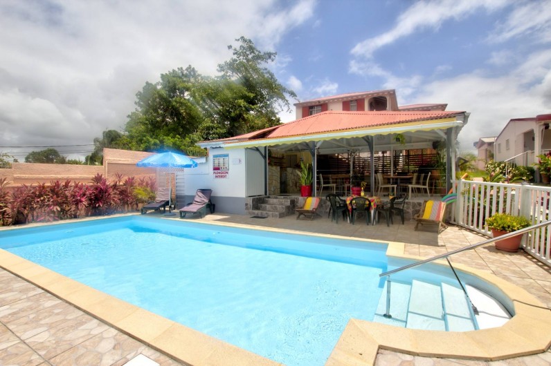 Location de vacances - Villa à Lamentin - piscine, table d'hôte