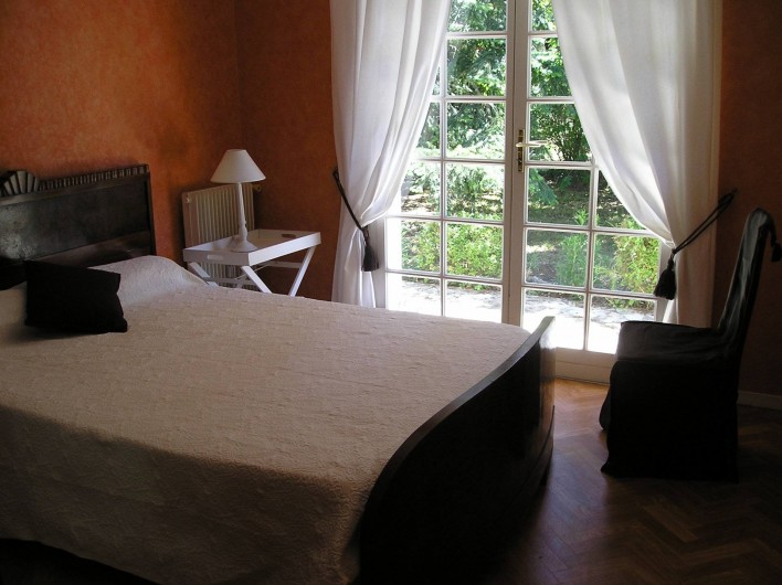 Location de vacances - Villa à Queyrac - Chambre 2 accès direct terrasse Sud