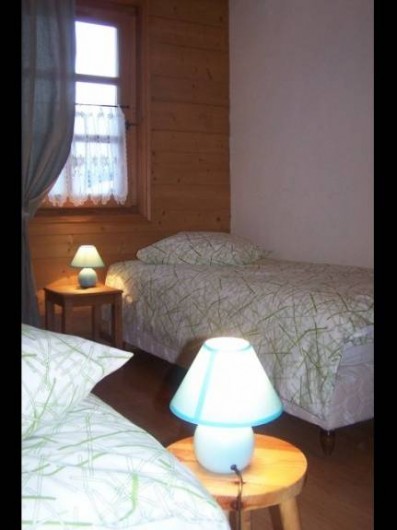 Location de vacances - Appartement à Combloux - Chambre deux lits avec placards