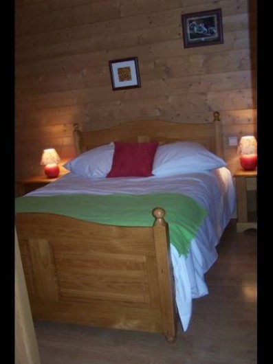 Location de vacances - Appartement à Combloux - Chambre grand lit avec armoire et commode.