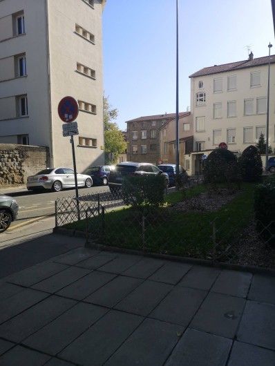 Location de vacances - Appartement à Saint-Étienne - vue de dehors a 5 minutes de Jean jaures dans cette direction