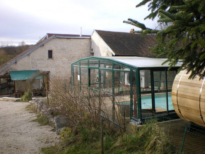 Location de vacances - Gîte à Sorans-lès-Breurey - abords du gite avec terrasse + piscine à proximité.