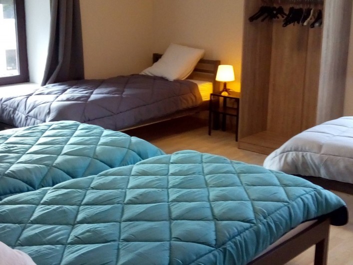 Location de vacances - Gîte à Stavelot - chambre à coucher 4 personnes avec salle de bain, 4 lits de 90 x 200