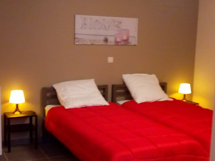 Location de vacances - Gîte à Stavelot - chambre à coucher 3 personnes avec salle de bain, 3 lits de 90 x 200