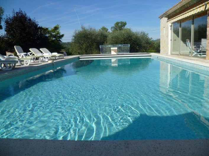 Location de vacances - Villa à Grasse - La piscine un matin d'été