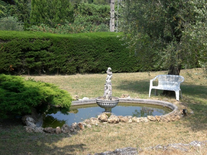 Location de vacances - Villa à Grasse - La bac à poissons dans le jardin