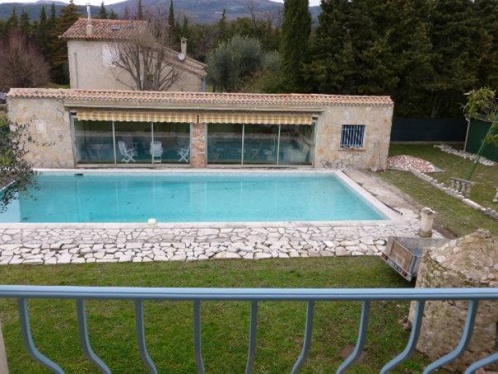 Location de vacances - Villa à Grasse - La piscine et le pool house vus depuis le 1er étage