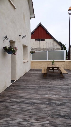 Location de vacances - Gîte à Liesville-sur-Douve - TERRASSE AVEC TABLE D'EXTÉRIEURE