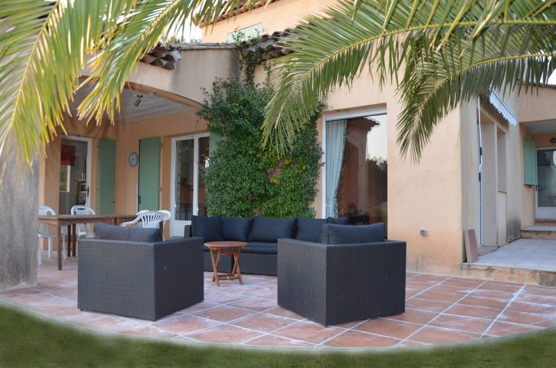 Location de vacances - Villa à Saint-Raphaël - terrasse avec salon de jardin