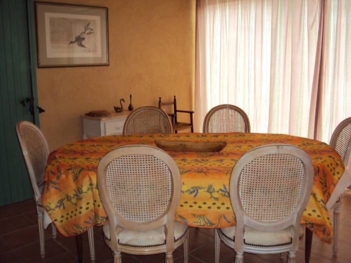 Location de vacances - Villa à Saint-Raphaël - salle à manger pour la mi saison avec chaise bébé