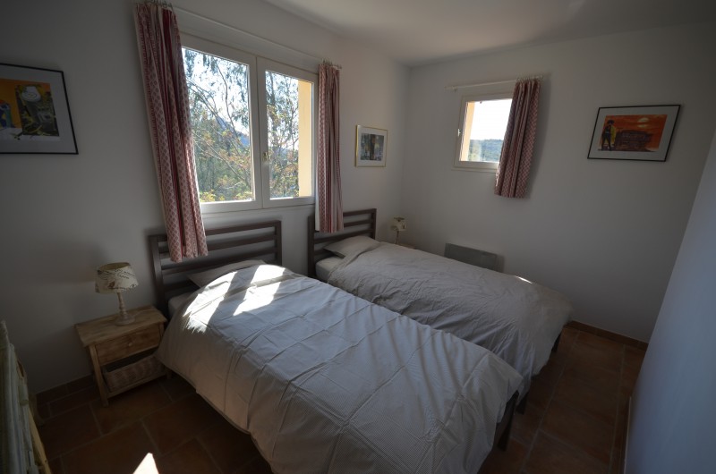 Location de vacances - Villa à Saint-Raphaël - La chambre 'largo', un placards et des lits jumeaux.