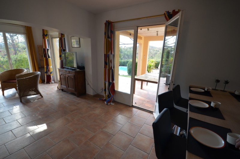 Location de vacances - Villa à Saint-Raphaël - donne sur la loggia et la cuisine ouverte.