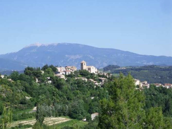 Location de vacances - Gîte à Vinsobres - Notre Village, avec le Mont-Ventoux en arrière plan