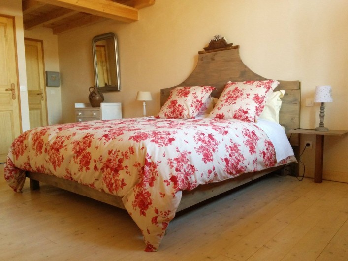 Location de vacances - Chambre d'hôtes à Bertrambois - Chambre "Les mille roses" avec le lit king size, capacité de 4 personnes.