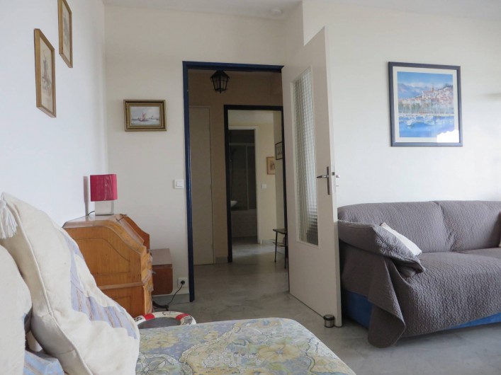 Location de vacances - Appartement à Menton - séjour et hall d'entrée et lit d'appoint
