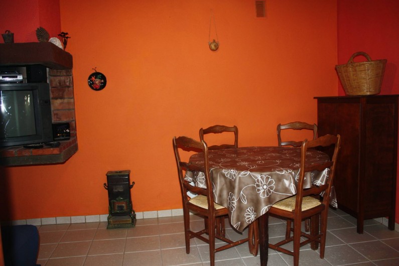 Location de vacances - Maison - Villa à Pietrosella - Petit salon avec table, chaises, téléviseur, clic-clac 2 places.