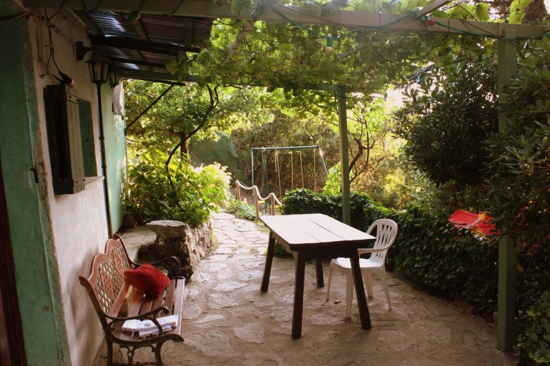 Location de vacances - Maison - Villa à Pietrosella - Nombreuses terrasses avec tables et  chaises..