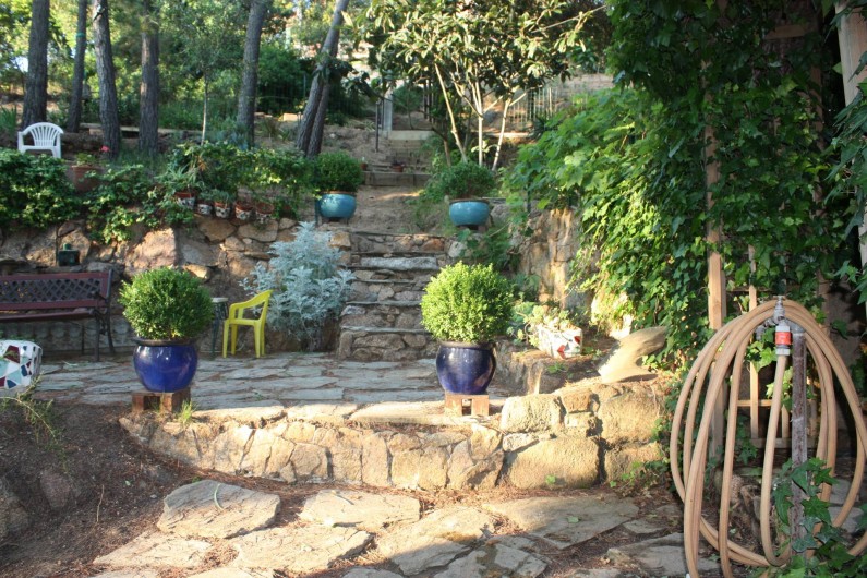 Location de vacances - Maison - Villa à Pietrosella - Terrain arboré et aménagé de petites terrasses en pierres.