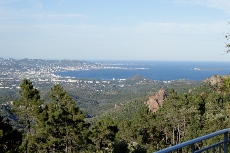 Location de vacances - Villa à Cannes - Vue Mer de la terrasse et villa