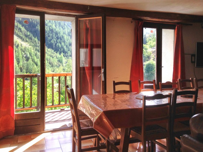 Location de vacances - Maison - Villa à Saint-Dalmas-le-Selvage - Salon et balcon rez de chaussée