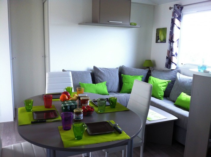 Location de vacances - Bungalow - Mobilhome à Valras-Plage - salle a manger + salon
