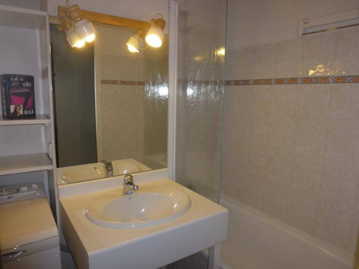 Location de vacances - Appartement à Bourg-Saint-Maurice - salle de bains : lavabo, baignoire