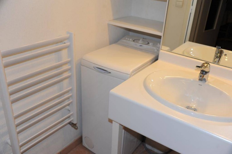 Location de vacances - Appartement à Bourg-Saint-Maurice - salle de bains : lavabo, machine à laver le linge