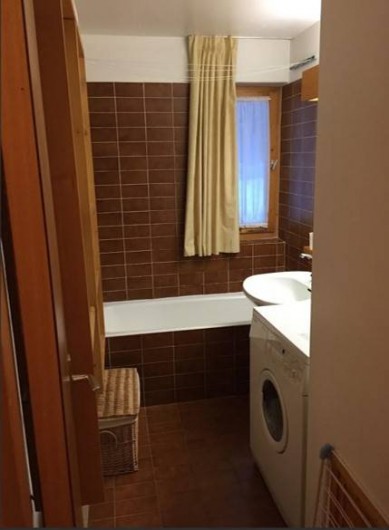 Location de vacances - Appartement à Méribel - Une salle de bain avec une machine à laver le linge