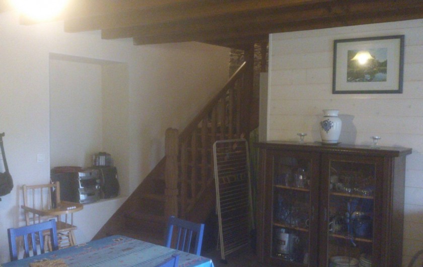 Location de vacances - Maison - Villa à Le Cleu - coin salle à manger et escalier menant à l'étage